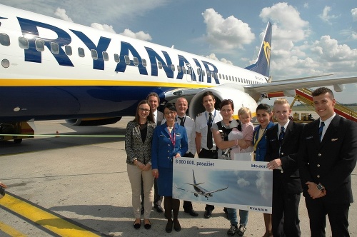 Zľava Katarzyna Gaboreck-McEvoy z Ryanairu, generálny riaditeľ Letiska BTS Ivan Trhlík, posádka Ryanairu a v strede malá 8 000 000. pasažierka Ryanairu Anna Sophia s mamou Monikou.