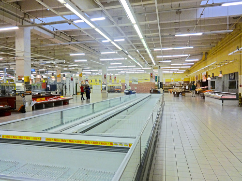 Poloprázdne uličky a málo tovaru čaká zákazníkov v bratislavskom hypermarkete Carrefour.