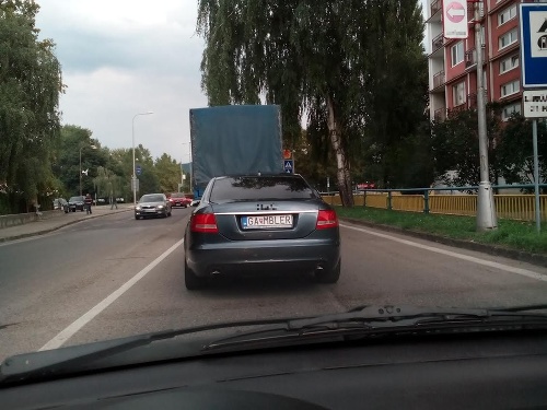 Dôvod, prečo si majiteľ vozidla vybral práve takéto evidenčné číslo, zostáva záhadou.