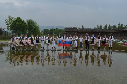 Folkloristi po jednom z vystúpení na festivale v Číne.