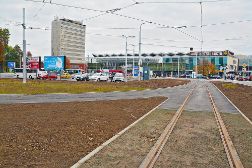 Október 2015 - Stavbári ukončili celú
trať medzi stanicou a Námestím Maratónu mieru.