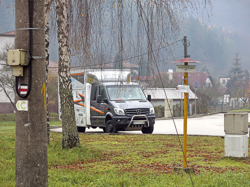 Chodcu bez reflexných prvkov na diaľnici zachytilo Jakešovo auto.