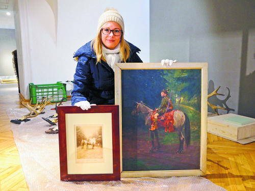 Kurátorka Timea Máteovás názvom Chlapec na koniMihalika (1869 - 1910) pri obraze Daniela a dobovej fotografii.