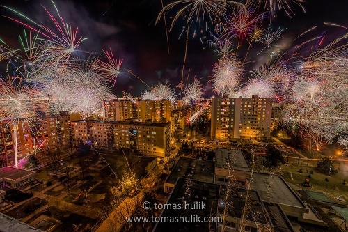 Fotograf Tomáš Hulik zachytil posledné minúty starého a prvé chvíle nového roka.