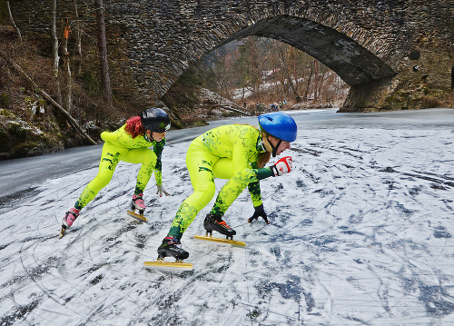 V Prielome Hornádu pri Letanovskom mlyne si schuti zatrénovali aj novoveské rýchlokorčuliarky v short tracku Petra Rusnáková (14, vpravo) a Lucia Filipová (13).