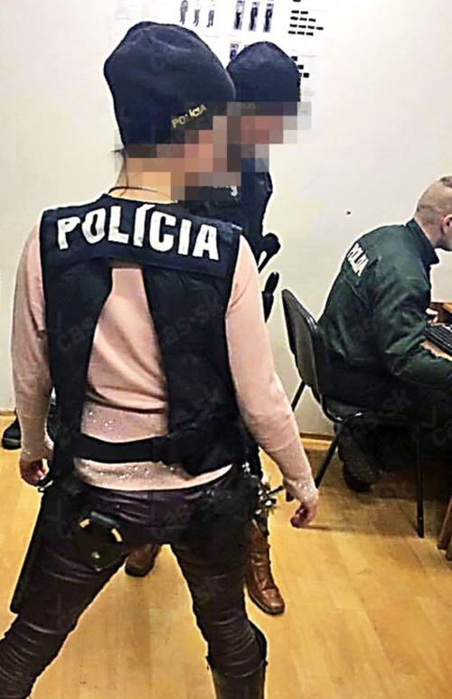 Dve ženy sa na policajnej stanici v Žiline fotili v policajných uniformách a so zbraňami. S obrázkali sa pochválili na sociálnej sieti. 