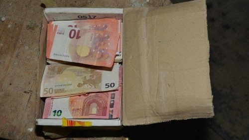 Policajti našli mladíkovi, podozrivému z vykradnutia bytu v Sučanoch (okres Martin)  škatuľu s peniazmi. 