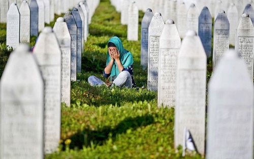 Vdovy po obetiach masakru sa z udalosti nevedia spamätať ani po rokoch.