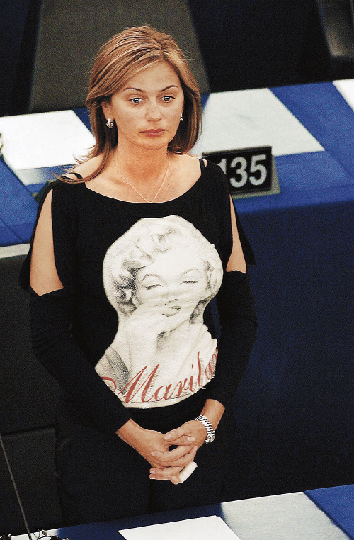 2005 - Beňová na spomienke na pápeža v tričku Marilyn.