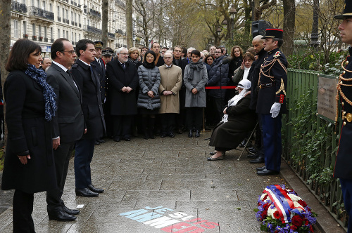 Prezident Hollande v utorok odhalil aj ďalšie pamätné tabule na počesť ľudí usmrtených pri vlaňajších januárových útokoch na supermarket s kóšer potravinami a na policajtov v Paríži.