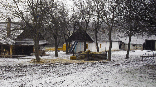 Pulzujúci život na usadlosti je po skončení šou minulosťou a statok začína pustnúť.