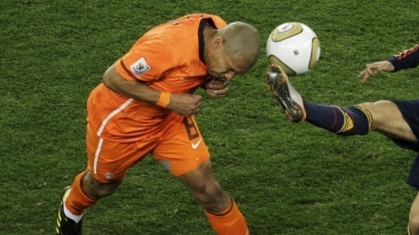 Nigel de Jong a Pedro Rodriguez v súboji o loptu.