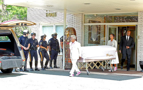 Pohreb Bobbi Kristiny sa uskutočnil 1. augusta 
a stretli sa na ňom celé rodiny Houstonovcov a Brownovcov. 