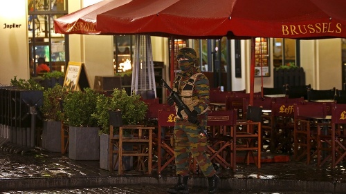 Pred reštauráciou na belgickom Grand Place sa zhromažďuje armáda aj polícia.
