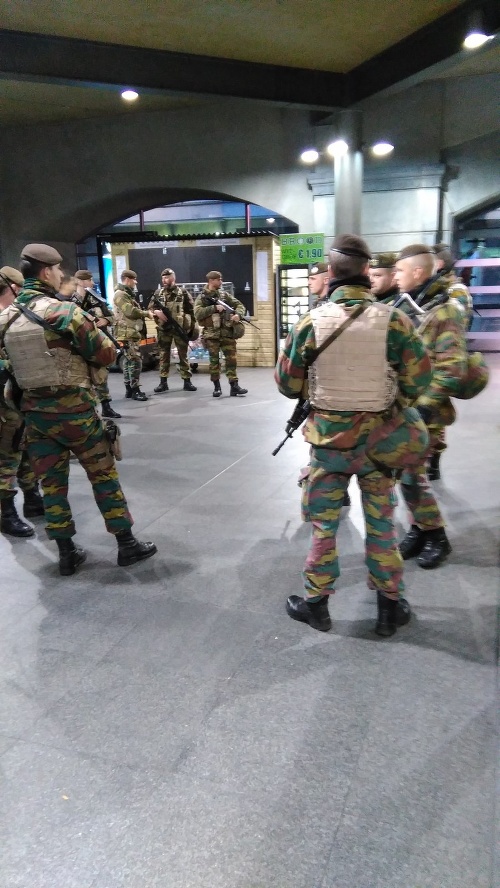 Na hlavnej Železničnej stanici je viac vojakov ako cestujúcich.
