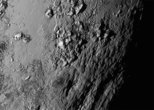 Detailný pohľad na povrch planéty Pluto.