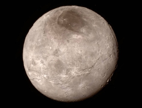 Pohľad na najväčší mesiac Pluta Cháron.