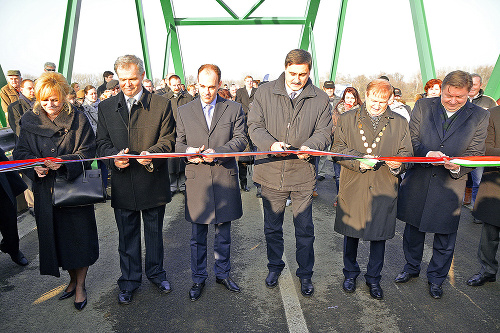 Stavbu medzi Kechnecom a Abaújvárom včera slávnostne sprístupnili.