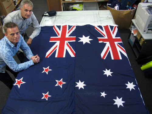 Vlajky Nového Zélandu (vľavo) a Austrálie sú veľmi podobné.