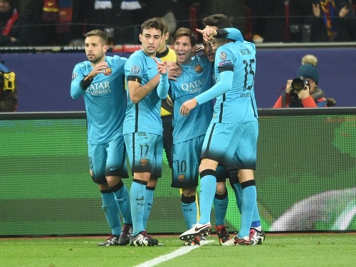 Na snímke hráči Barcelony oslavujú s Lionelom Messim gól.