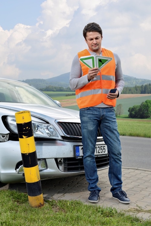 Vodič nestihol zabrzdiť a poškodil nové auto. Nahradili mu aj spoluúčasť