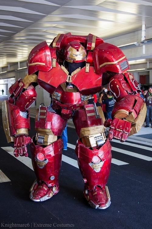 Milovník superhrdinov strávil výrobou gigantického robota Hulk bustera dva roky.