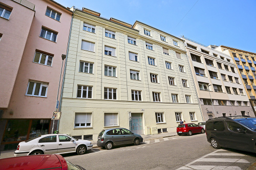 Byt známeho umelca sa nachádza v mestskej časti Staré Mesto na Medenej ulici na prízemí.