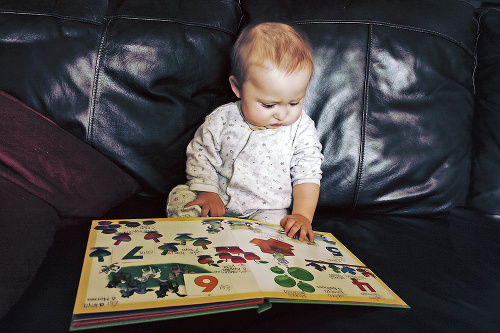 Chlapček „študuje“ knihy od 12 mesiacov.