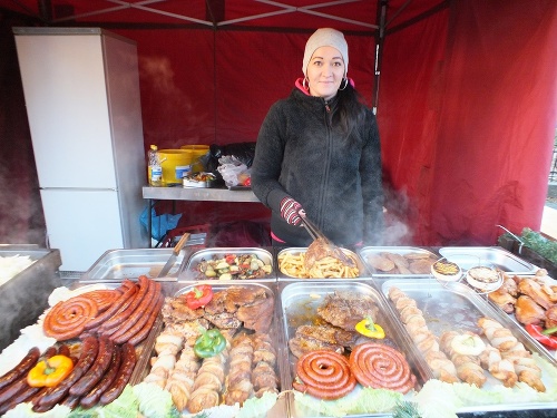 Pečené mäso a ďalšie špeciality pre návštevníkov trhov pripravuje grilmajsterka Mirka (24).