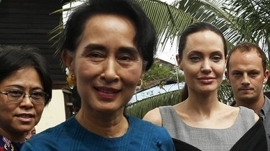 Angelina Jolie a Aun Schan Su Ťij. 