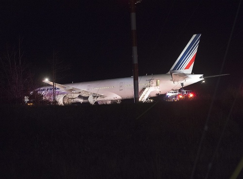 Policajné a bezpečnostné vozidlá sú pri Boeingu 777 francúzskej spoločnosti Air France na medzinárodnom letisku v kanadskom Halifaxe.