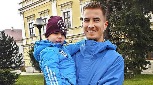 Jozef Potemra (28) so synom Alexom (3), operátor
