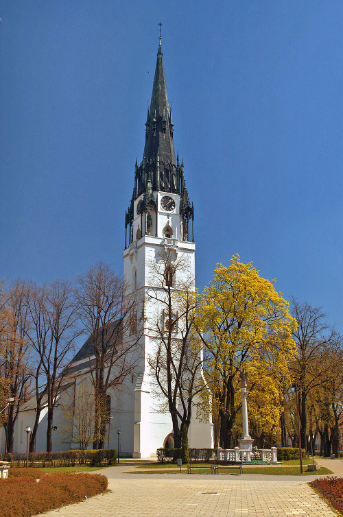 Kostolná veža na námestí je s 87 metrami najvyššou na Slovensku. Má až sedmoro hodín.