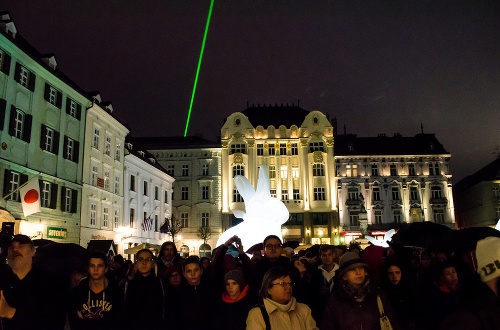 Svetelná monumentálna inštalácia s názvom Narušitelia, ktorú si pripravila austrálska umelkyňa Amanda Parer na Hlavnom námestí.