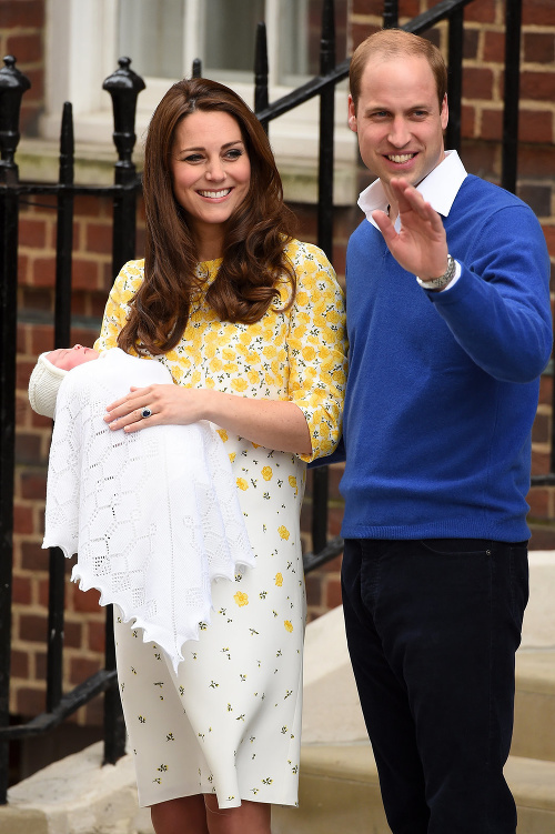 Šťastní rodičia William a Kate a ich novonarodená princezná.
