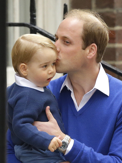 Princ William s Georgeom v náručí pred nemocnicou.