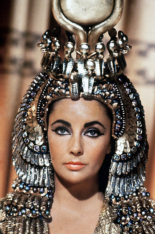 Kráľovnú si vo filme zahrala Elizabeth Taylor.