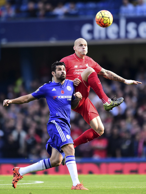 Futbalista Chelsea Londýn Diego Costa (vľavo) a hráč Liverpoolu Slovák Martin Škrtel bojujú o loptu.