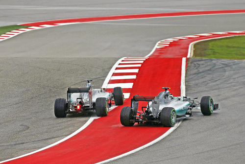 Rosberg sa musel pri agresívnej akcii Hamiltona uhýbať mimo trať.