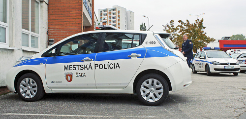 Mestská polícia v Šali bude používať v teréne dva novučičké elektromobily.