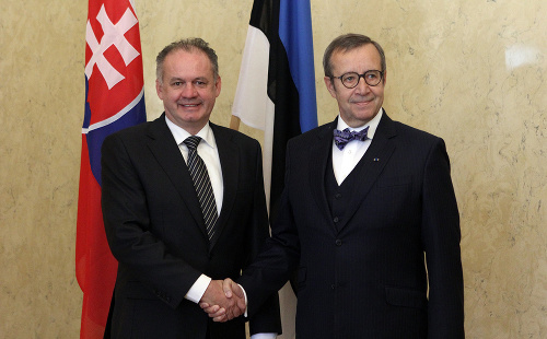 Slovenský prezident Andrej Kiska (vľavo) a estónsky prezident Toomas Hendrik Ilves sa rozprávajú počas stretnutia v Tallinne.