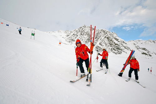 7.00 hod.: Najskôr odchádzajú hneď prvou kabínou tréneri, aby pripravili trať na tréning obrovského slalomu.