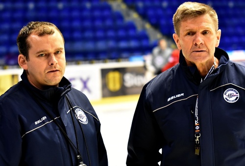 Nový asistent trénera Marcel Šimurda (vľavo) a nový tréner HC Košice Rostislav Čada (vpravo) na prvom tréningu.
