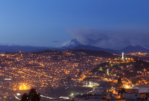 Obyvateľov hlavného mesta Ekvádoru ohrozujú až sopky z oboch strán. Na obrázku neslávne známa Cotopaxi.