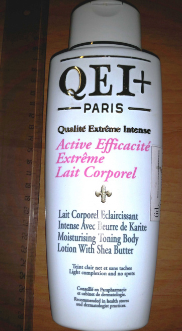 výrobok na bielenie pokožky s názvom Qualité Extreme Intense - Active Efficacité Extreme Lait Corporel, ktorý sa nachádza v 500 ml bielej fľaši s čiernym a ružovým popisom. 