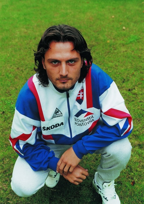 V československej reprezentácii debutoval v roku 1991 proti Španielsku ako devätnásťročný.