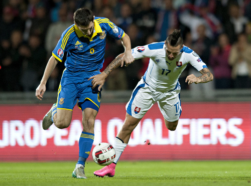 Na snímke vpravo stredopoliar Marek Hamšík (Slovensko) a vľavo stredopoliar Taras Stepanenko (Ukrajina).