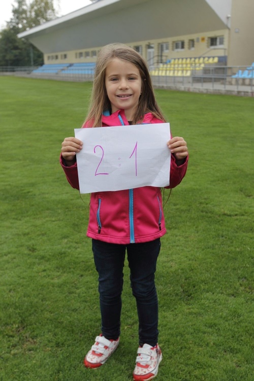 Kristínka Prekopová(7), žiačka 2. ročníka: „S tatinkom pozerám všetky zápasy, určite vyhráme.“