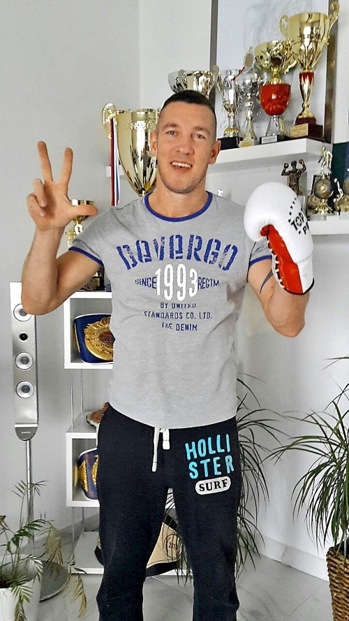 Tomi Kid Kovács (38), boxer: „Našich pravidelne sledujem a dnes im budem držať palce doma. Verím, že potvrdia postup víťazstvom, a potom ich pôjdem povzbudiť priamo do Francúzska na Euro. Kamarát mi už sľúbil aj vstupenky!“