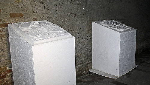 Hmatom môžu nevidiaci vnímať aj cisársky erb (vľavo) a erb Komárna z 18.storočial. 